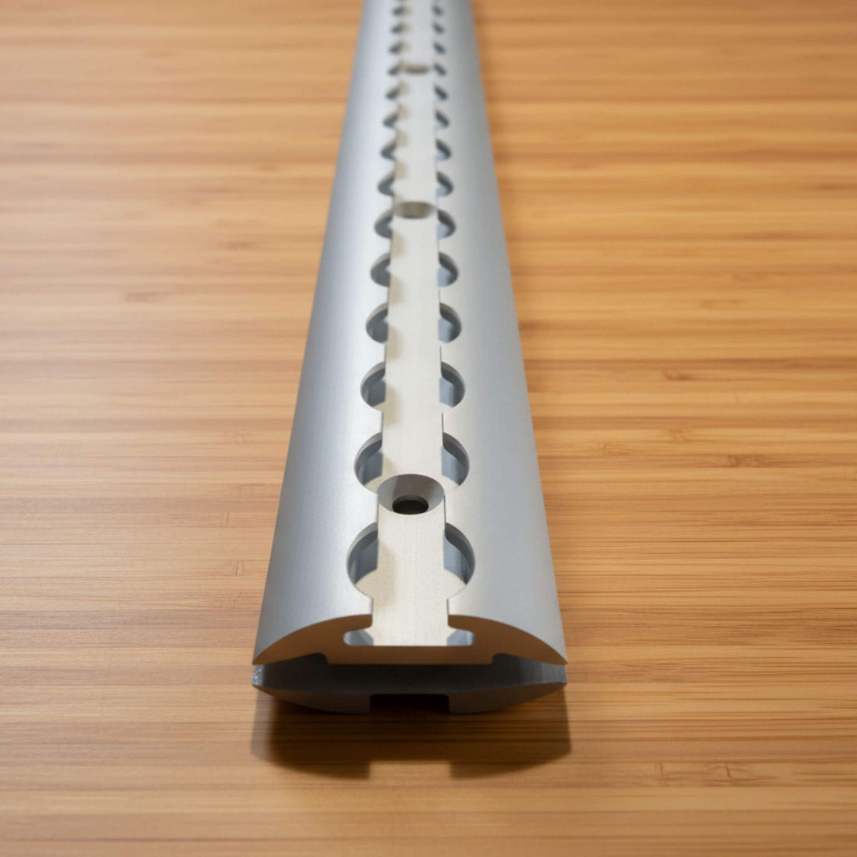 Rail L-Track Surface Arrondie sécurisé dans un van aménagé, idéal pour vanlife et DIY van builds