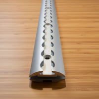 Rail L-Track Surface Arrondie sécurisé dans un van aménagé, idéal pour vanlife et DIY van builds