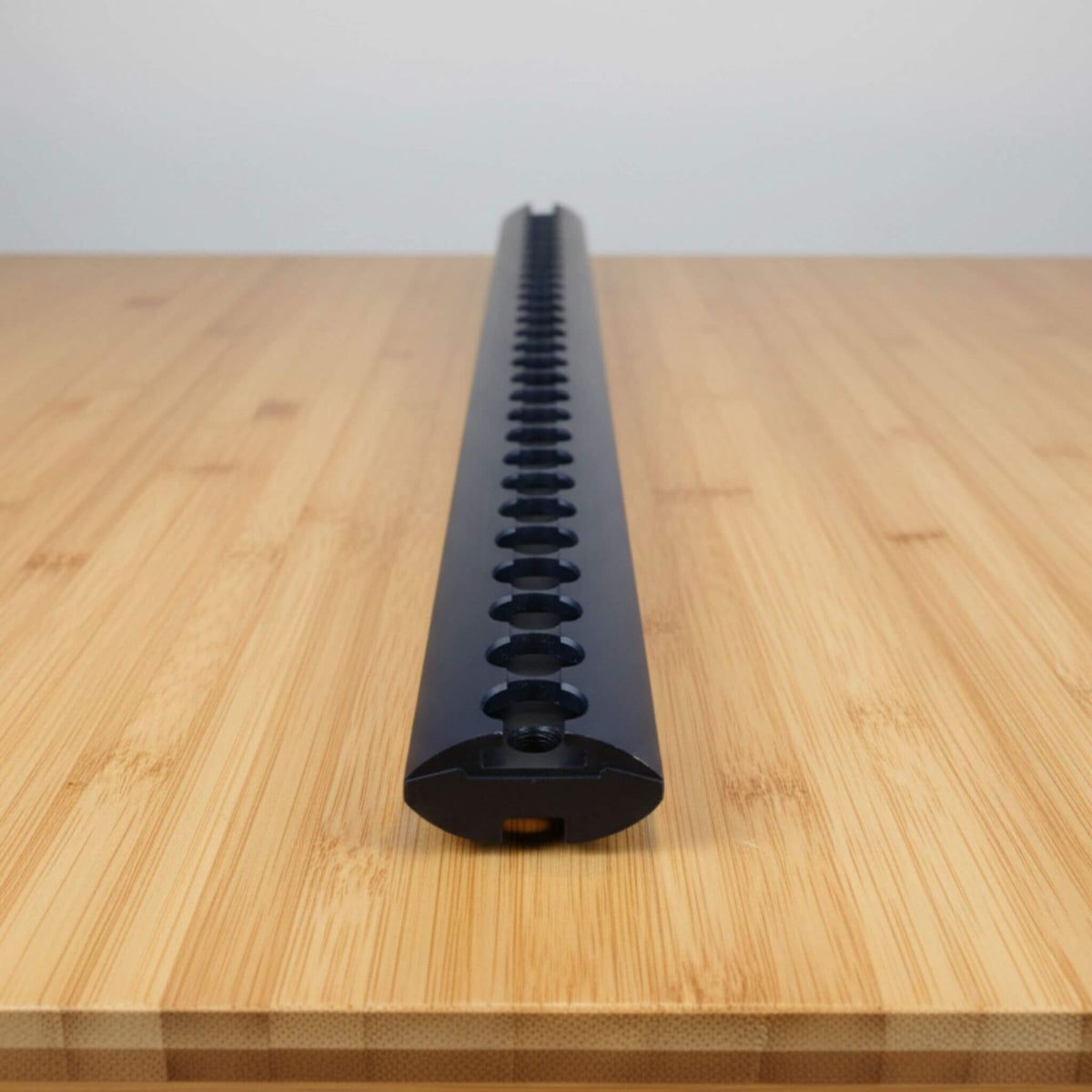 L-Track Rail à Surface Arrondie en aluminium anodisé installé dans un van pour organisateur armoires et équipements