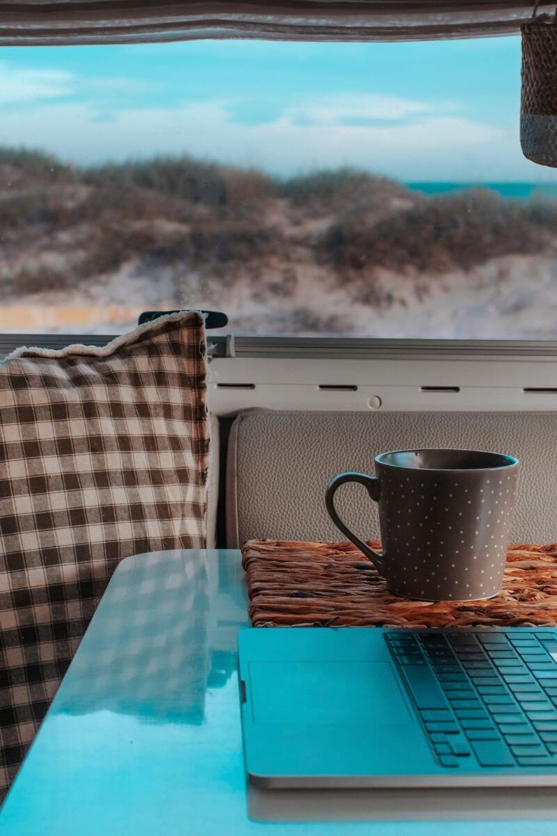 Nos L-Track pour voyages – Systèmes durables et fiables pour tous vos aménagements de van / Durable L-Track systems for all your van build and adventure needs