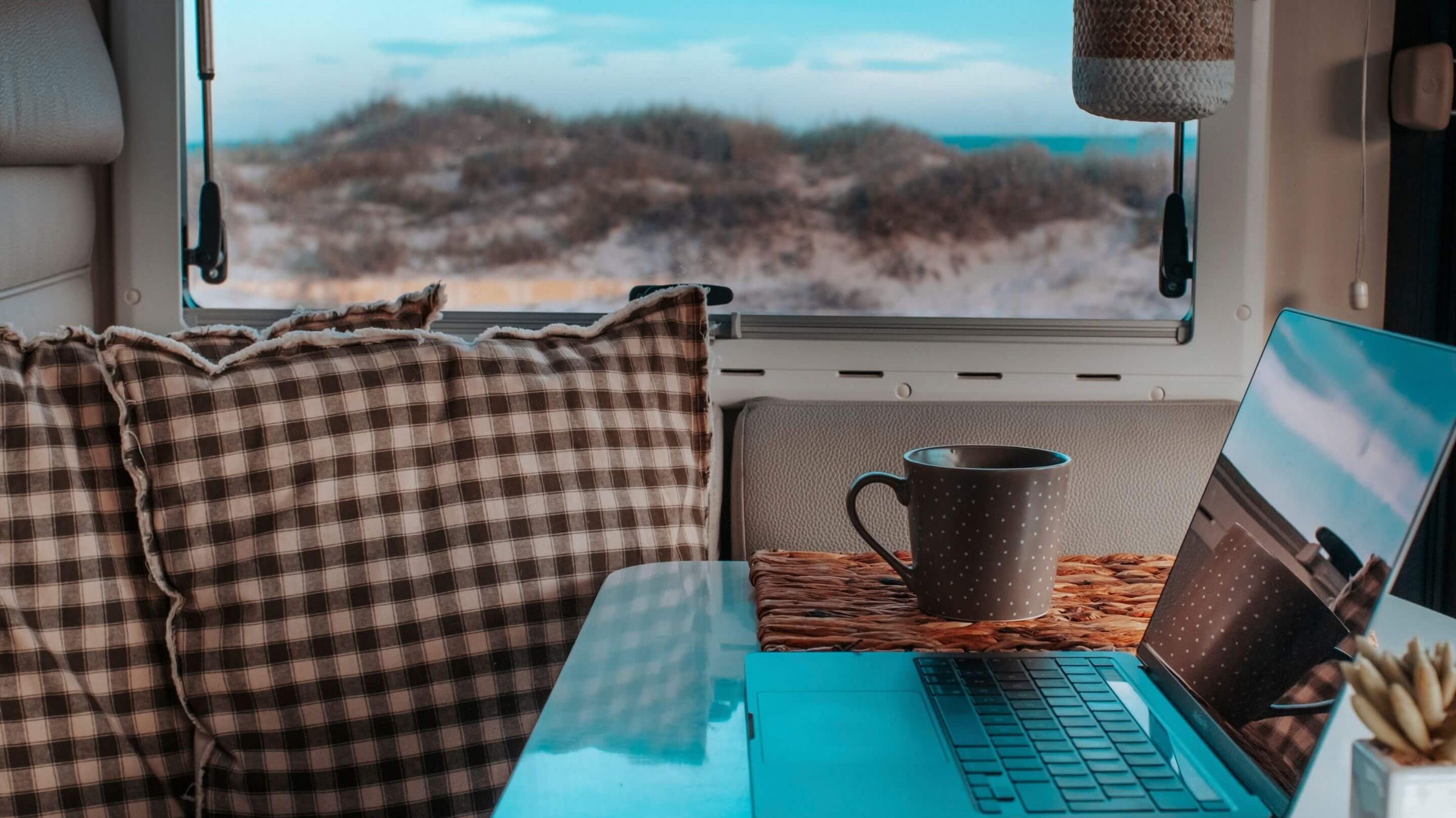 Collection L-Track Vanlife – Fixations modulaires robustes pour cabinets, matériel et aventures / Modular L-Track collection for strong mounting in vans and travel setups