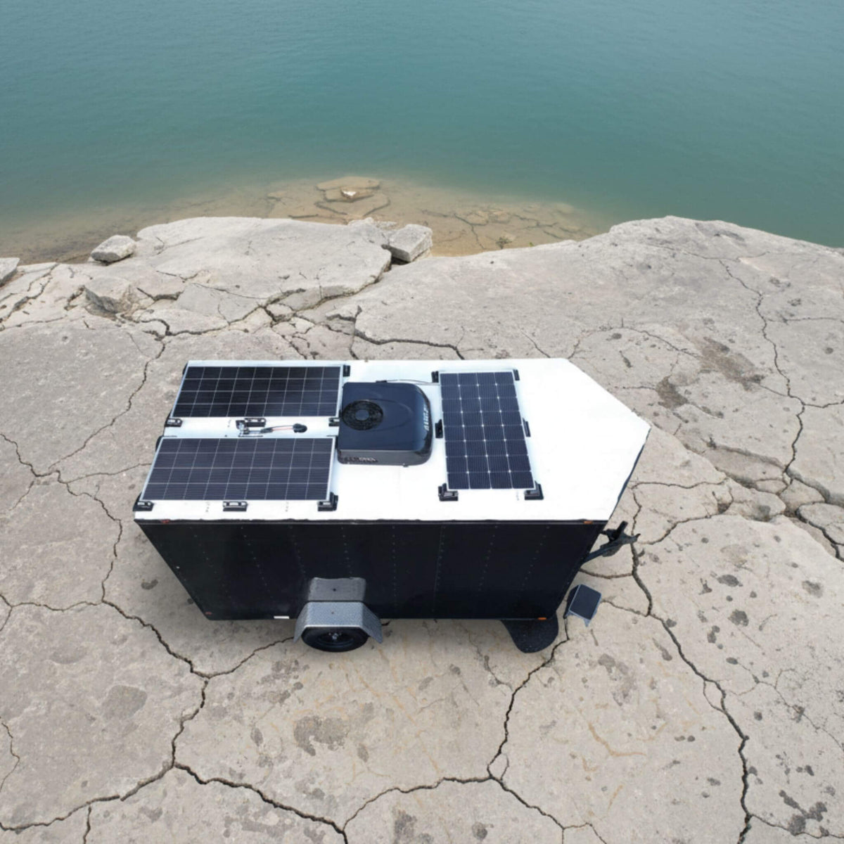 Climatiseur de toit alimenté par batterie, conçu pour les déplacements hors réseau dans des environnements chauds