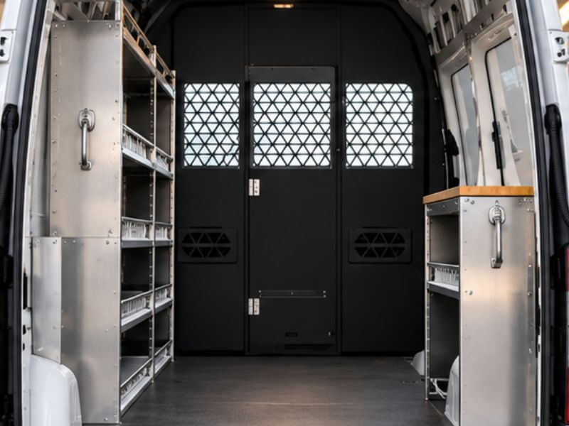 Intérieur de van commerciale Mercedes-Benz Sprinter avec étagères en aluminium et cloison, aménagée par Lonavity.