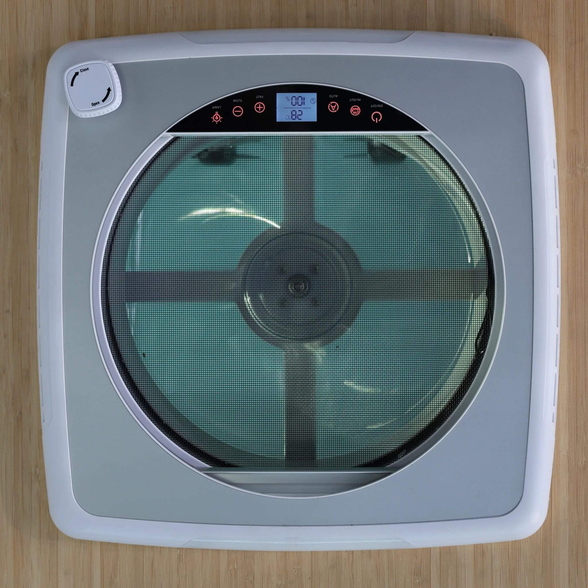 Closed roof fan in a VR, height 127mm, with LED and remote control / Ventilateur de toit fermé dans un VR, hauteur 127 mm, avec LED et télécommande.