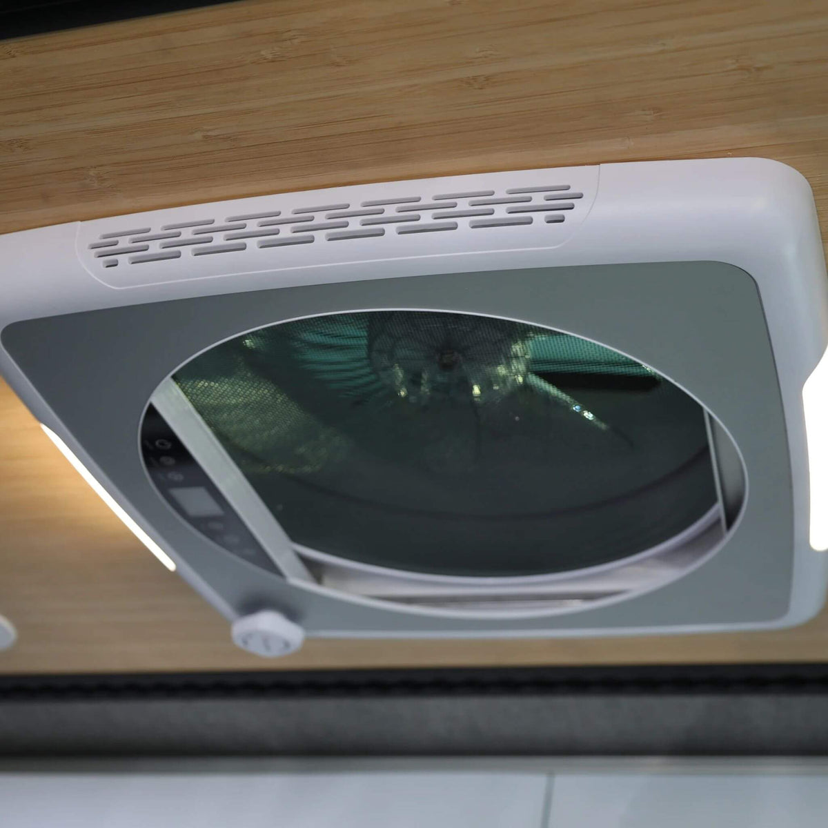 Van roof fan in night mode, quiet operation between 32-53 dB / Ventilateur de toit van en mode nuit, fonctionnement silencieux 32-53 dB.