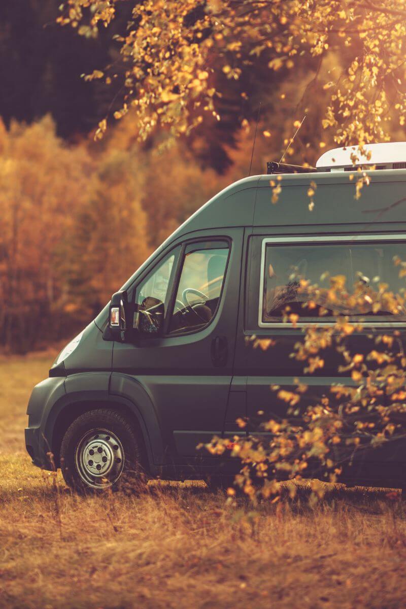 Wild roads and endless adventures — sur les routes sauvages ou au bord du lac, votre ProMaster Lonavity est prêt pour tout.