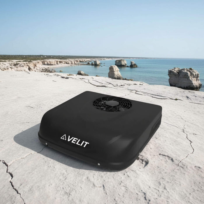 Climatiseur de toit VELIT 2000R gardant l'intérieur d'une van frais sous la chaleur intense de l'été