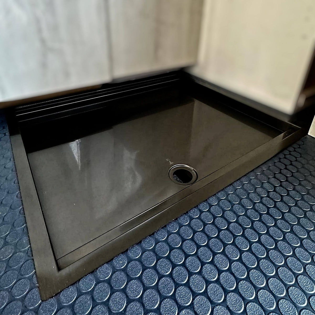 Ensemble complet de douche mobile pour van avec cuvette ultra‑plate, tapis en bambou et accessoires optionnels pour la conversion.