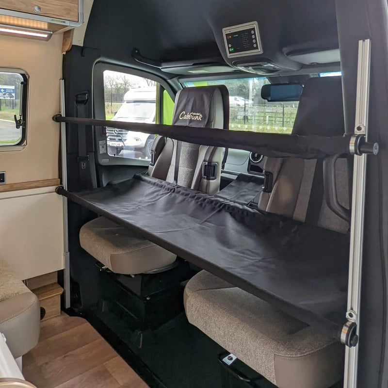 Front cab area showing twin bunk bed system setup for children or extra guests. / Zone de cabine avant avec système de lits superposés pour enfants ou invités supplémentaires.