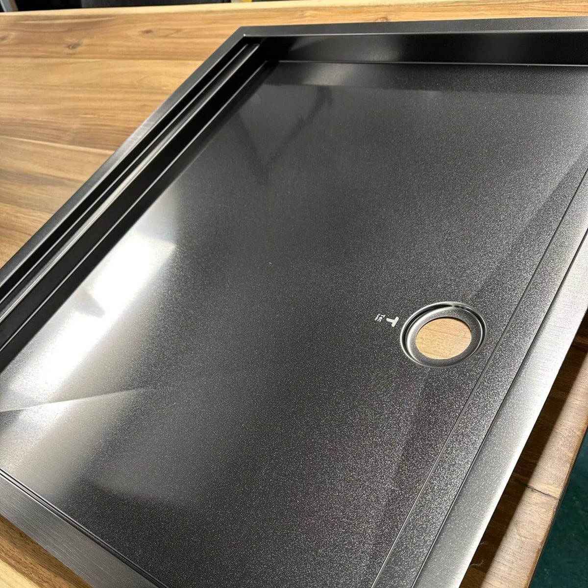 Cuvette de douche peu encombrante pour conversion de van, ultra‑plate pour optimiser l’espace au sol et améliorer la fonctionnalité.