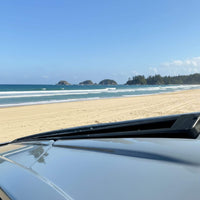 Side view of Sprinter & Dodge van roof rails showing strong modular design for rooftop racks and gear | Profil latéral des rails de toit Sprinter et Dodge, design modulaire et robuste pour racks et équipement sur le toit