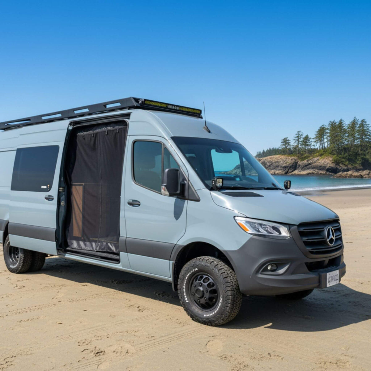 Moustiquaire de porte coulissante Sprinter installée pour un projet de conversion de van.