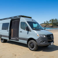 Moustiquaire de porte coulissante Sprinter installée pour un projet de conversion de van.