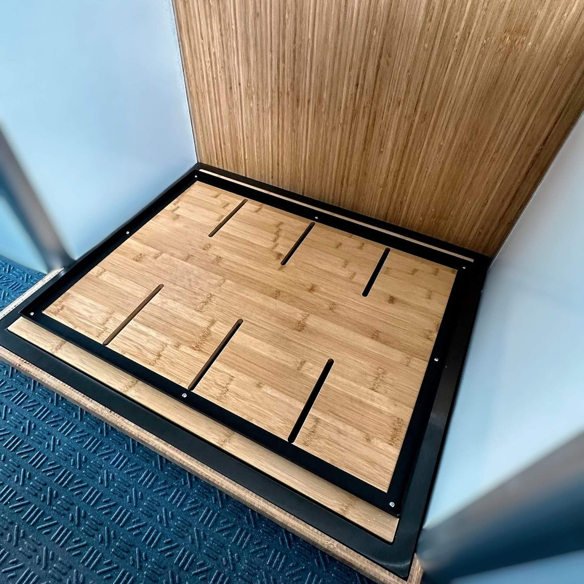 Cuvette de douche en acier inoxydable haute qualité, durable et résistante à la corrosion pour une installation longue durée en van.