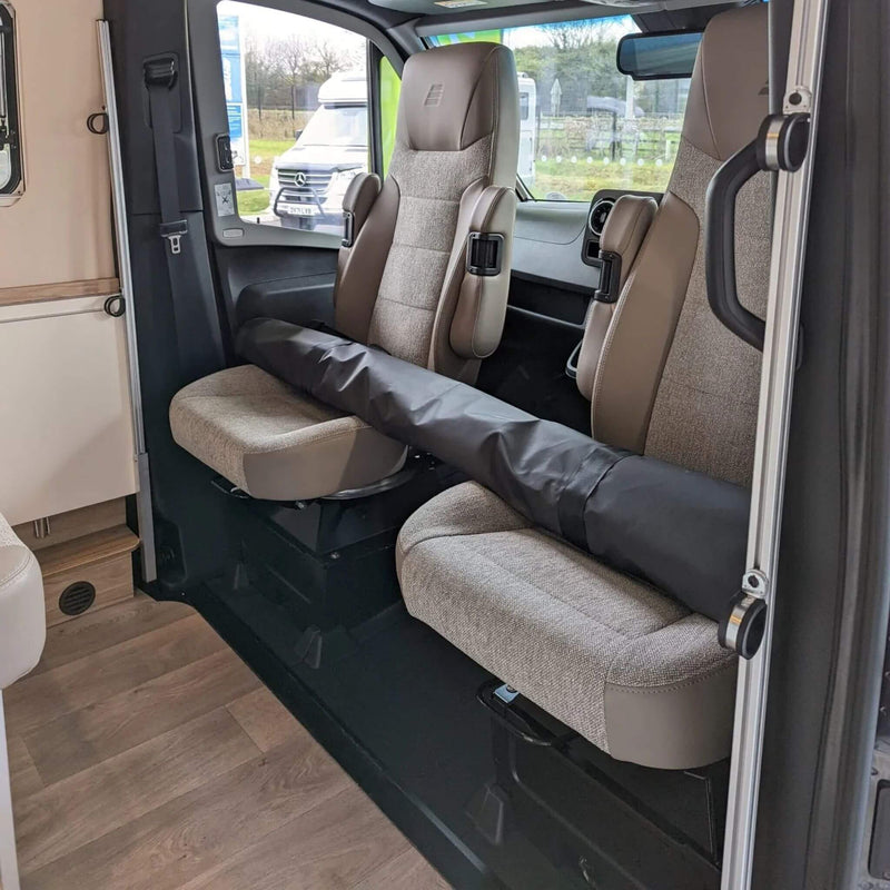 Installation of twin bunk beds using swivel seats and headrests—no drilling required. / Installation des lits superposés utilisant les sièges pivotants et les appuie-têtes, sans perçage.