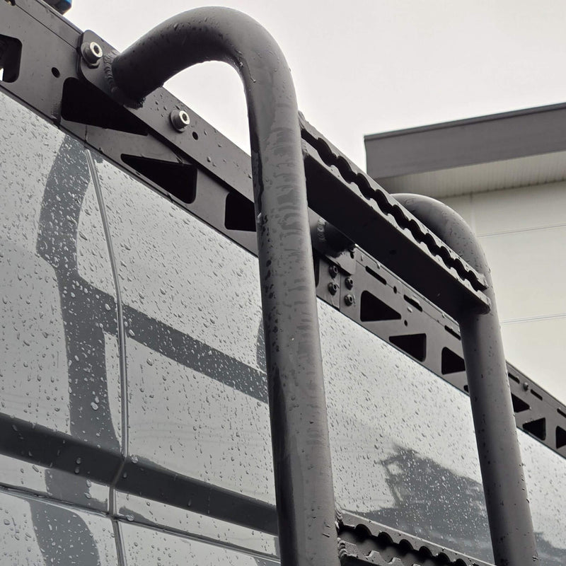 Construite pour la route, résistante à la corrosion et prête pour toutes les aventures.
Built for the road, corrosion-resistant, and ready for every adventure.