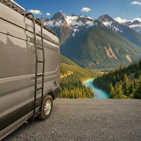 Design épuré et ajustement parfait – l’échelle s’adapte aux lignes du Transit pour un look professionnel.
Clean design and perfect fit — this ladder follows the Transit’s body lines for a factory look.