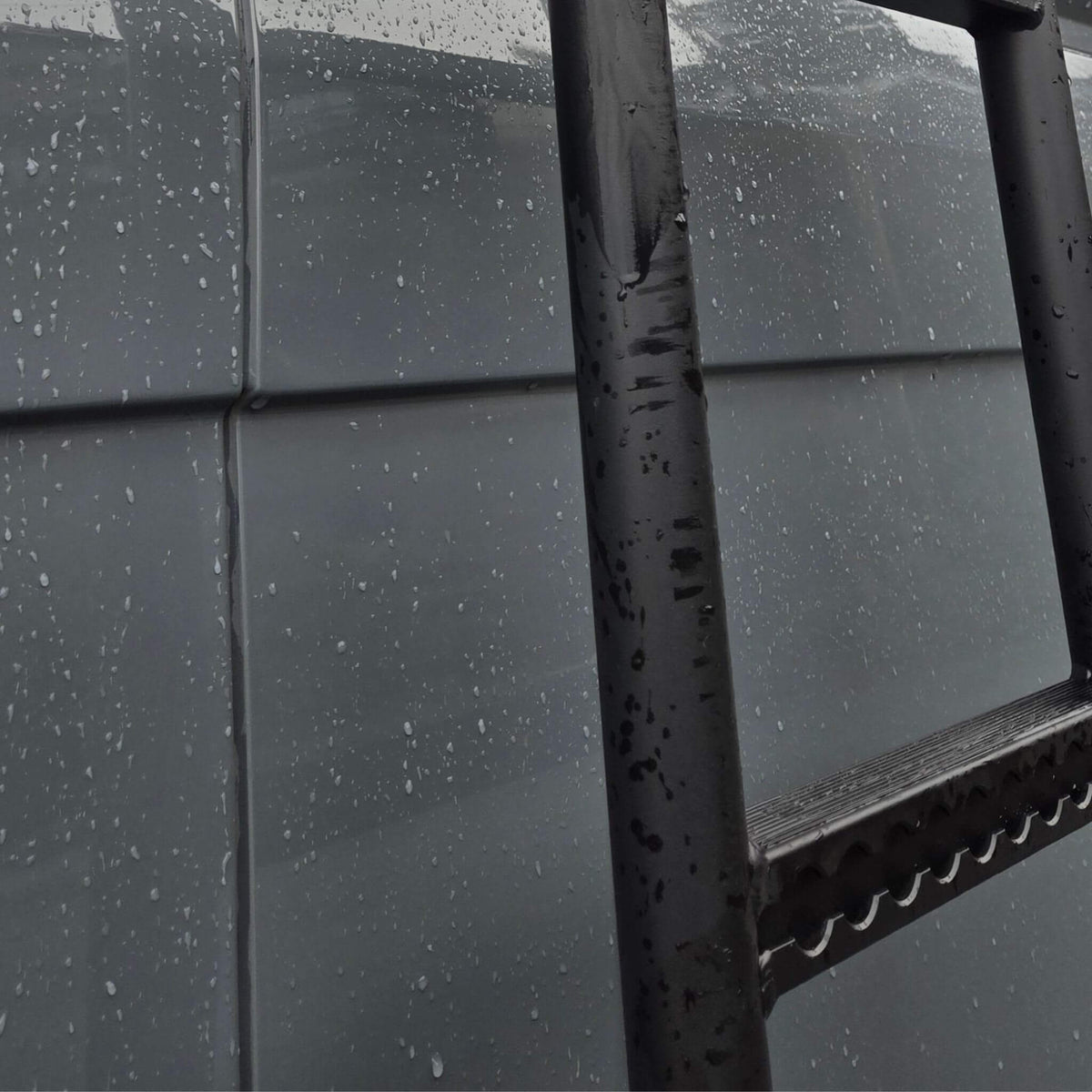 Échelle latérale robuste pour Transit, parfaite pour les aventuriers qui veulent un accès sûr et rapide au toit.
Strong Transit side ladder for vanlifers who need quick and safe roof access.