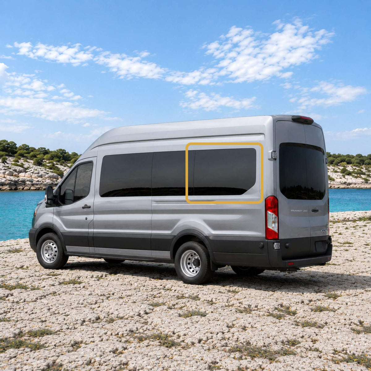 Fenêtre arrière fixe inspirée du style OEM pour conversions de vans Ford Transit à empattement 148" allongé, conçue pour les modèles 2015+ toit moyen et toit haut côté conducteur.