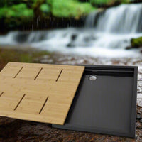 Cuvette de douche ultra‑plate encastrée pour vans, conçue pour optimiser l’espace et s’adapter aux modèles Sprinter, Transit et ProMaster.