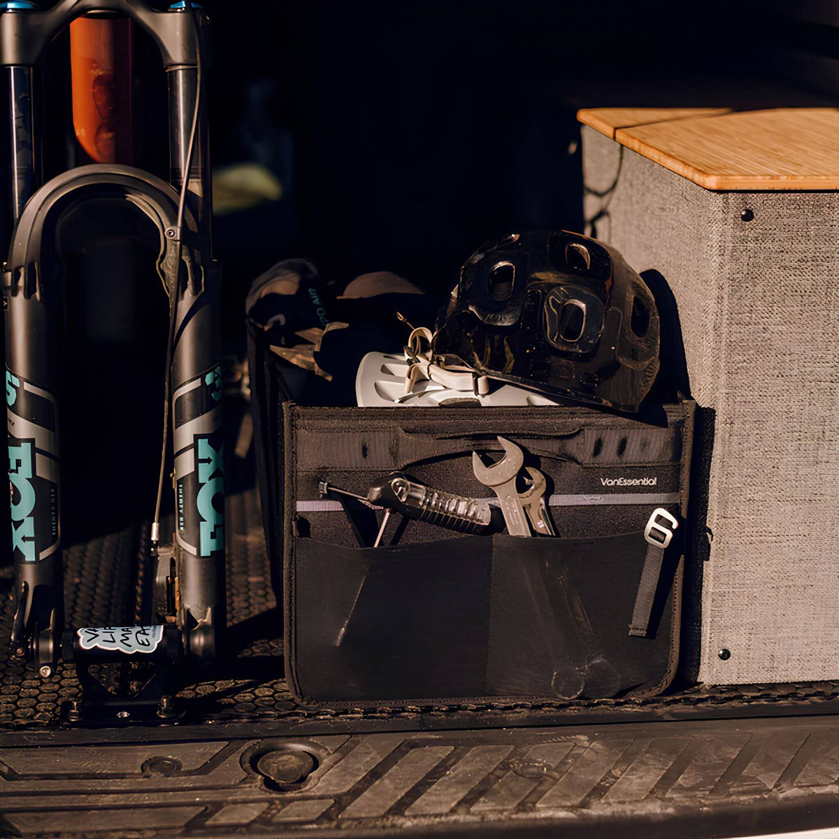 Boîte de rangement pliable VanEssential 44 L pour l'équipement de vélo et les outils, avec pochettes extérieures en filet.