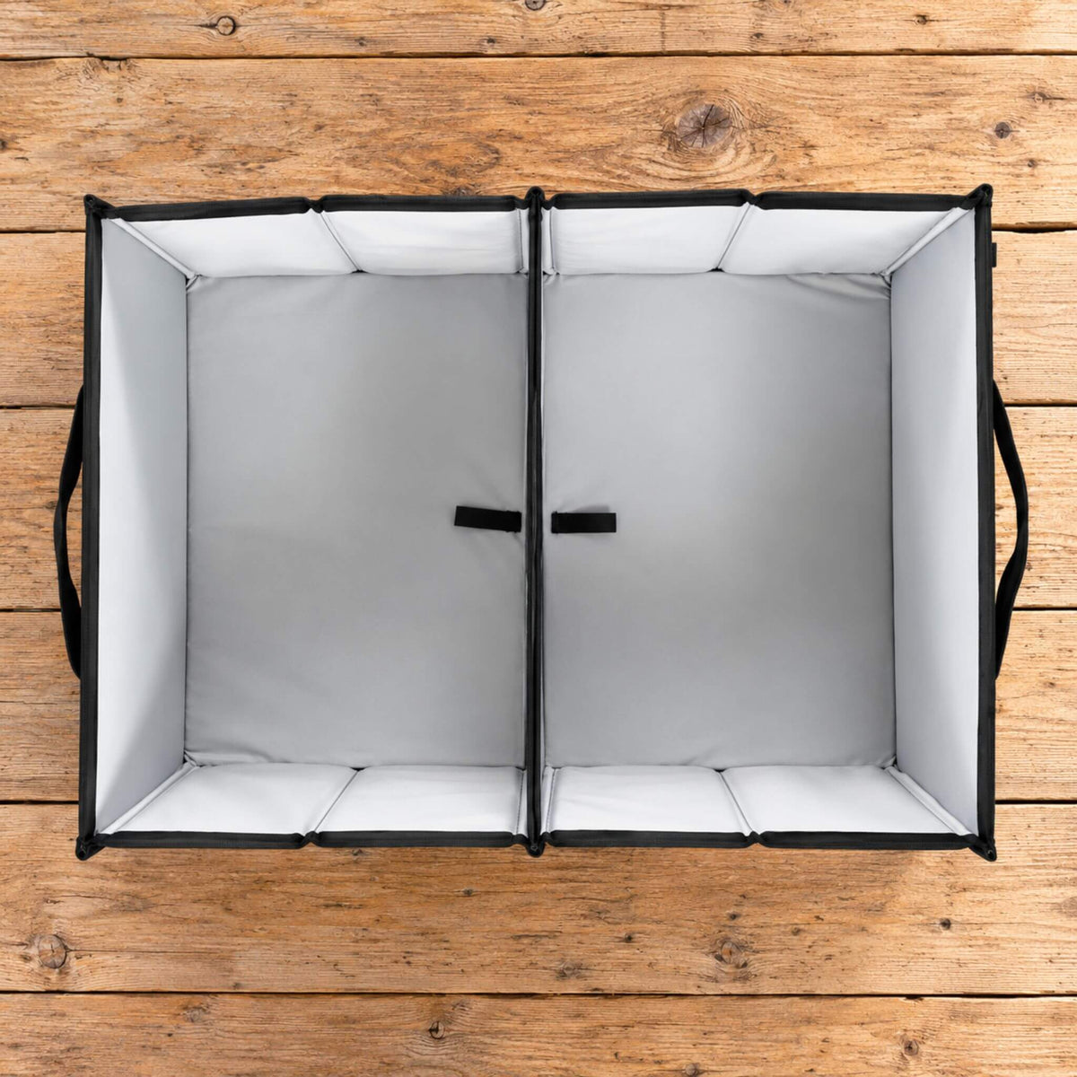Vue du dessus de la boîte de rangement pliable VanEssential 44 L avec son séparateur amovible.