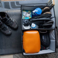 Boîte de rangement pliable VanEssential 44 L qui organise les essentiels de voyage en deux compartiments.