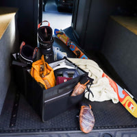 Boîte de rangement pliable VanEssential 44 L qui contient l'équipement de ski et d'hiver dans une van.