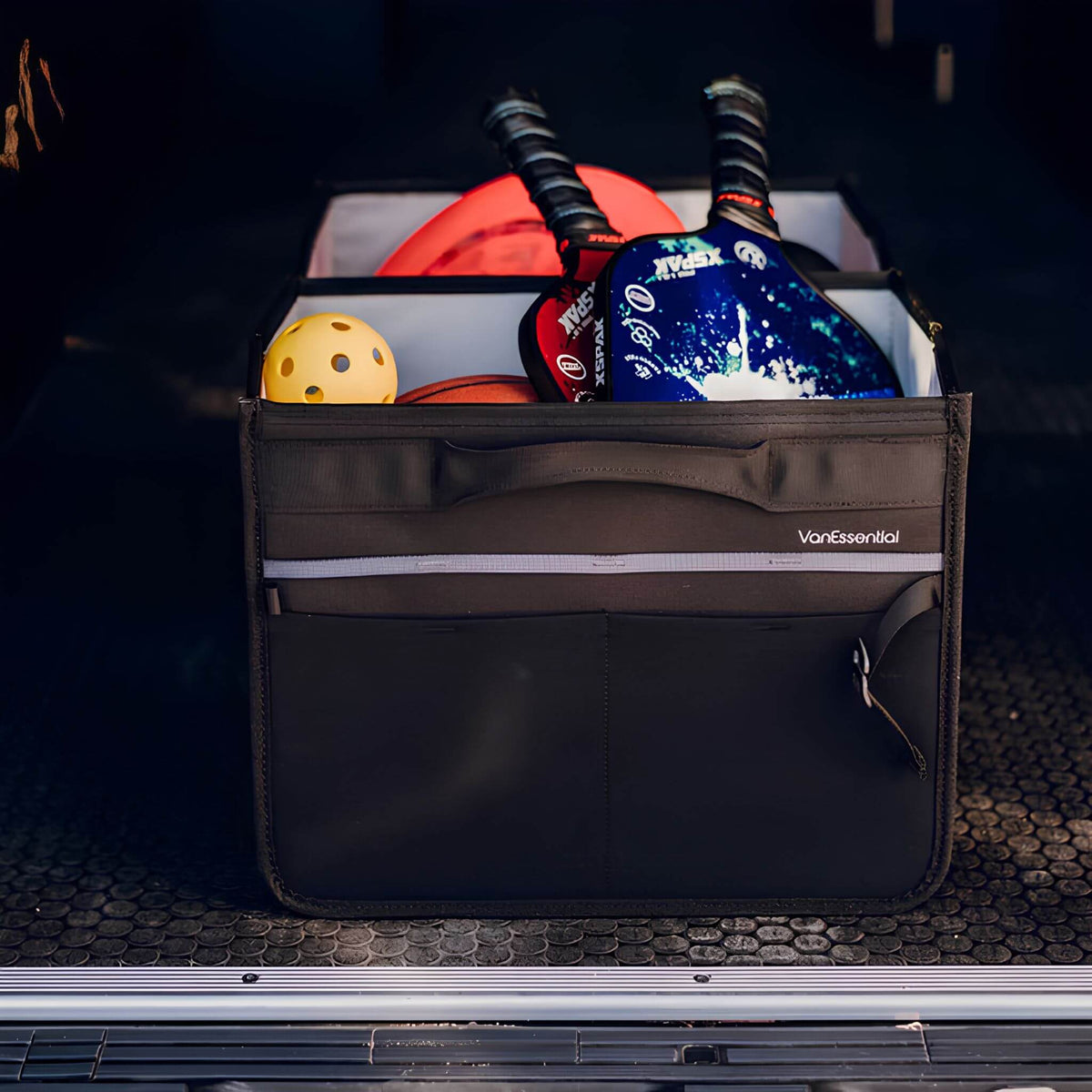 Boîte de rangement pliable VanEssential 44 L qui garde l'équipement en ordre à l'arrière d'une van.