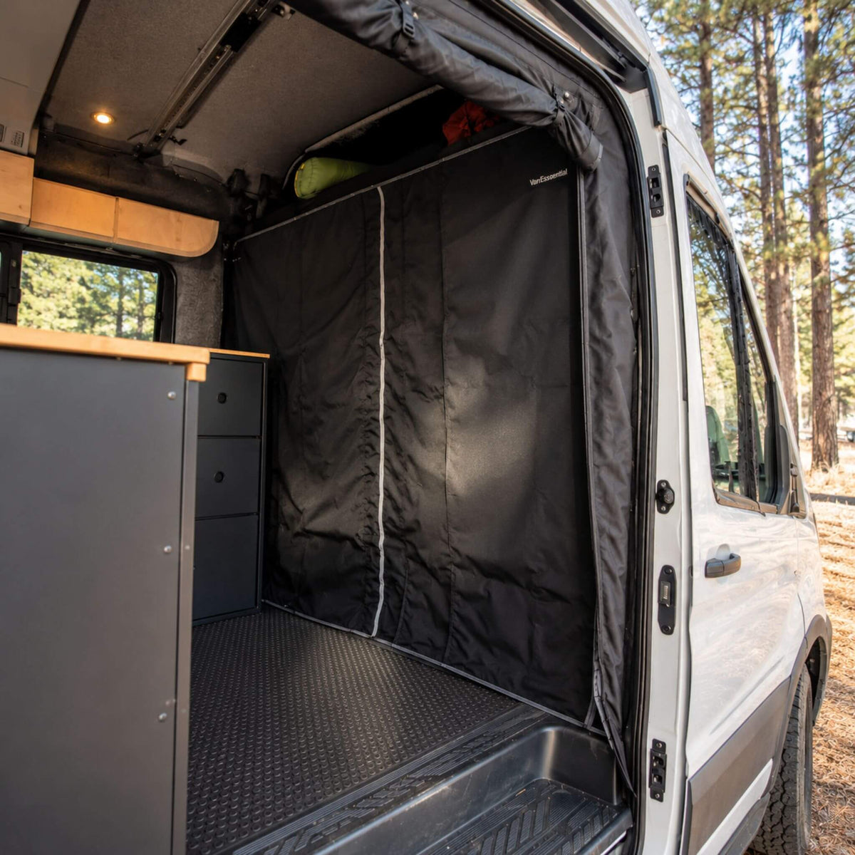 Rideau isolant de cabine VanEssential pour la conversion de Ford Transit en van aménagé.