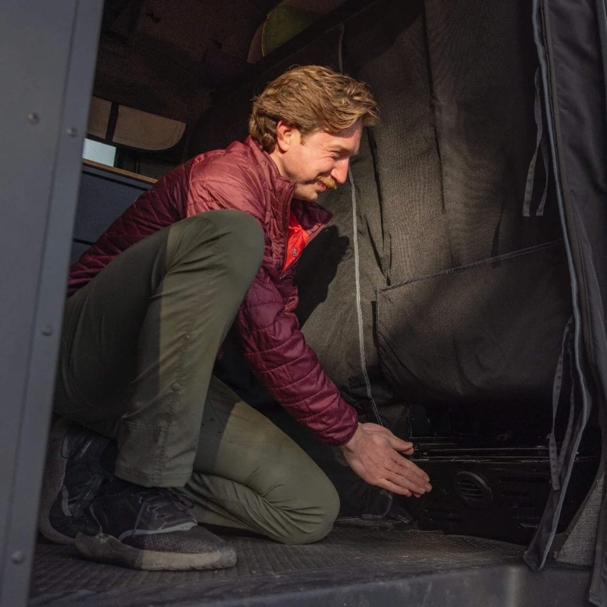 Rideau isolant de cabine VanEssential pour Ford Transit, compatible avec une chaufferette sous le siège.