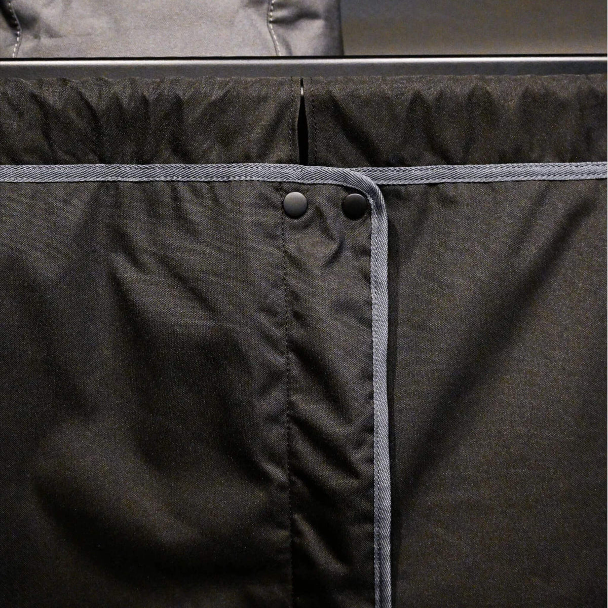 Rideau isolant de cabine VanEssential pour Ford Transit avec fermeture magnétique et boutons-pression.