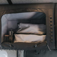 Cube de rangement VanEssential de 14,5 L pour ranger les vêtements et l’équipement de plein air en van aménagée.
