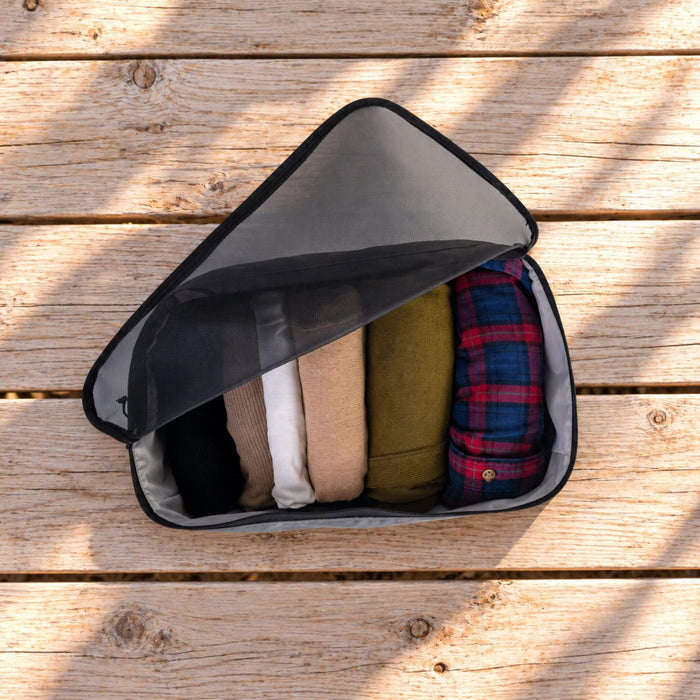 Cube de rangement VanEssential de 14,5 L avec poignées et sangle d’accroche, prêt pour les road trips en van.