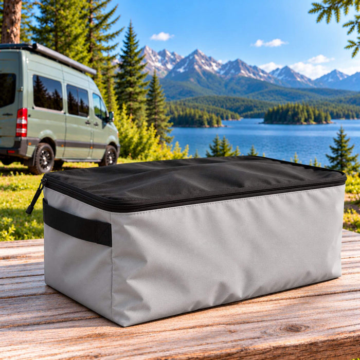 Cube de rangement VanEssential de 18 L avec 2 séparateurs intérieurs pour garder l’équipement trié en van aménagée.
