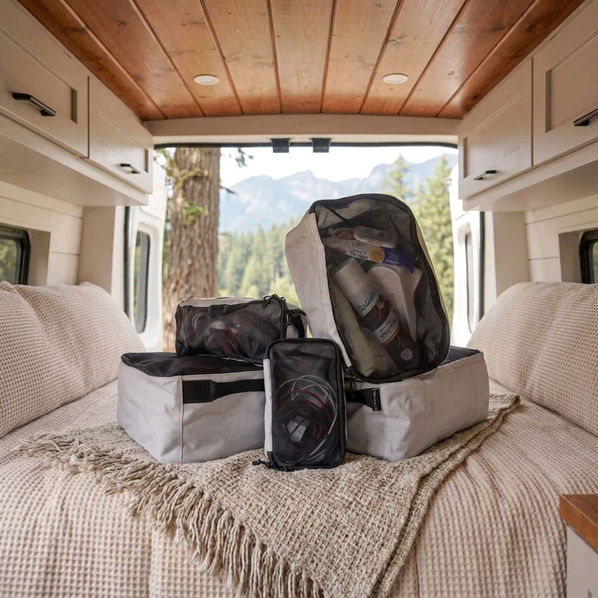 Cubes de rangement VanEssential qui gardent les vêtements, la nourriture et le petit équipement bien triés sur la route.