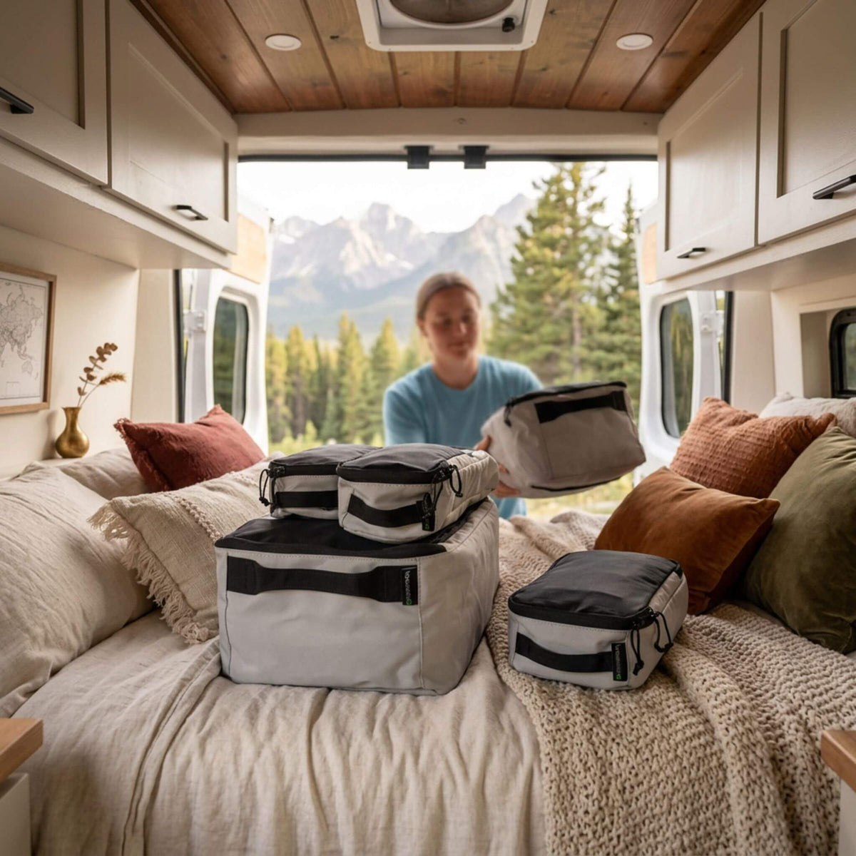 Cubes de rangement VanEssential avec dessus en filet transparent pour garder l’équipement organisé en van.