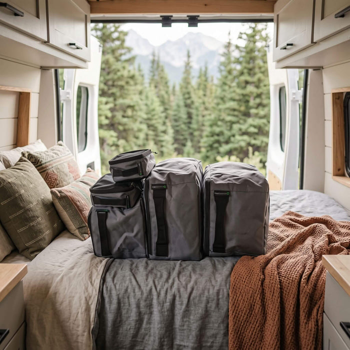 Cubes de rangement VanEssential de plusieurs grandeurs pour un rangement modulaire en van aménagée.