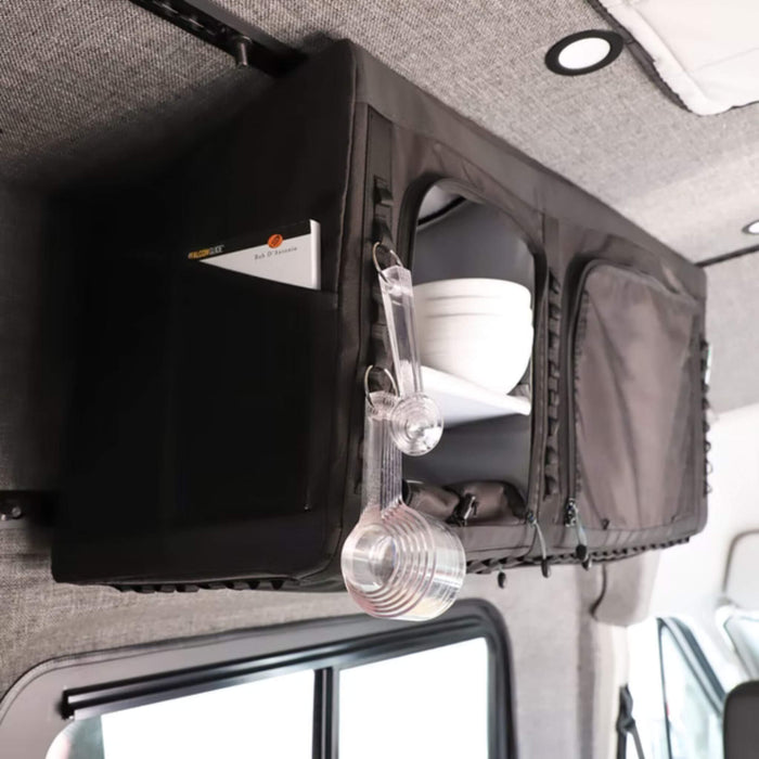 Installation sur L-Track d’une armoire haute VanEssential de 36 po, une solution modulaire pour les aménageurs de vans.