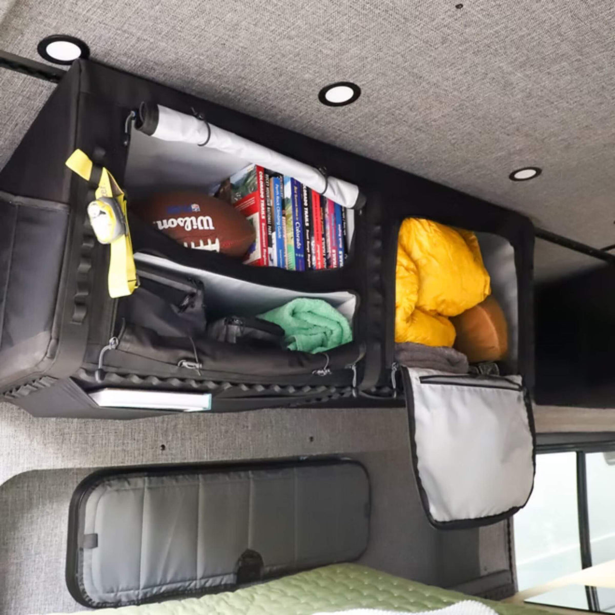Grande armoire supérieure VanEssential 48 po, rangement en hauteur qui optimise l'espace dans une van aménagée.