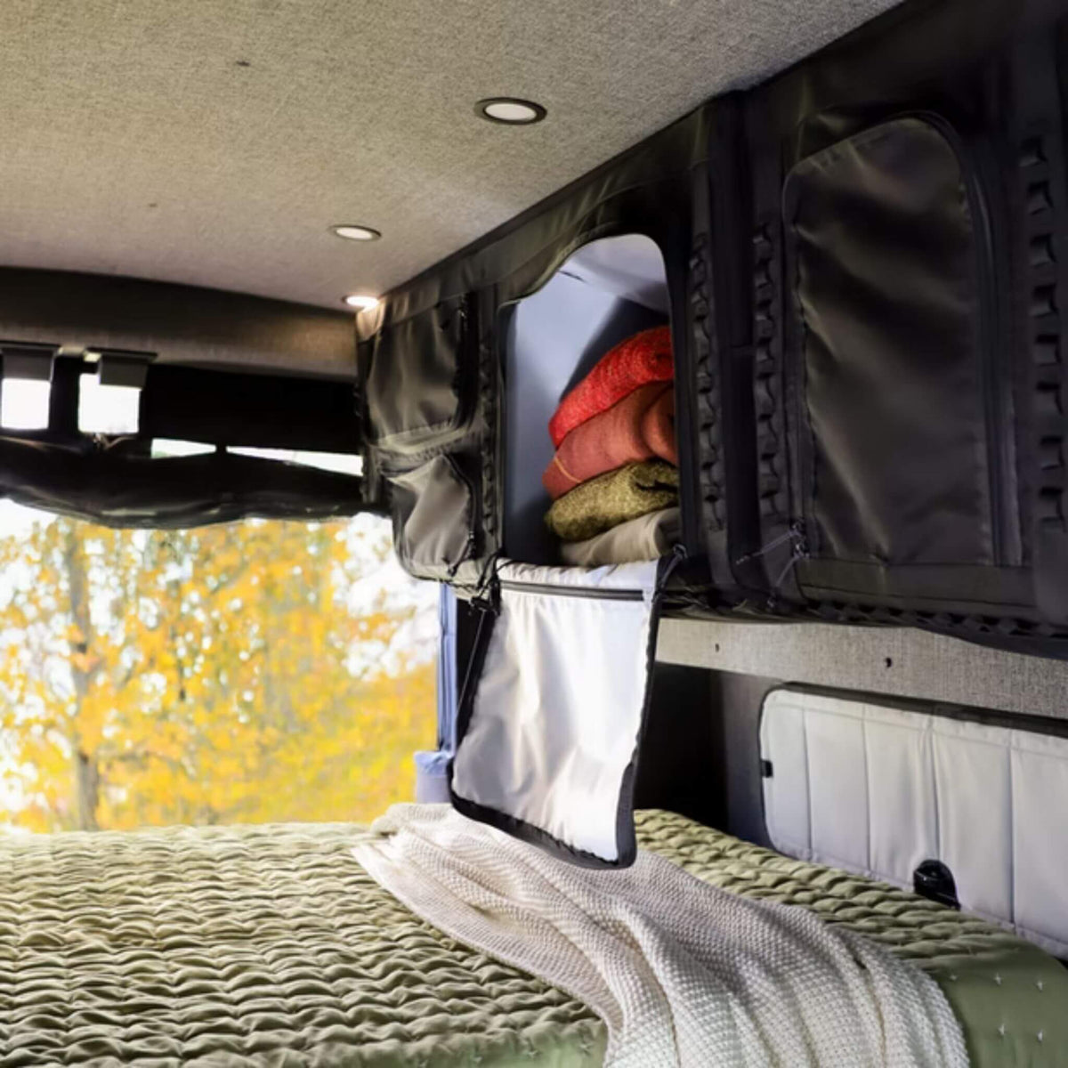 Armoire de rangement supérieure VanEssential 48 po, grand organisateur en hauteur pour VR et van aménagée.