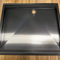 Drain décentré de la cuvette de douche pour van, conçu pour s’aligner avec les portes coulissantes ou arrière des Sprinter, Transit et ProMaster.