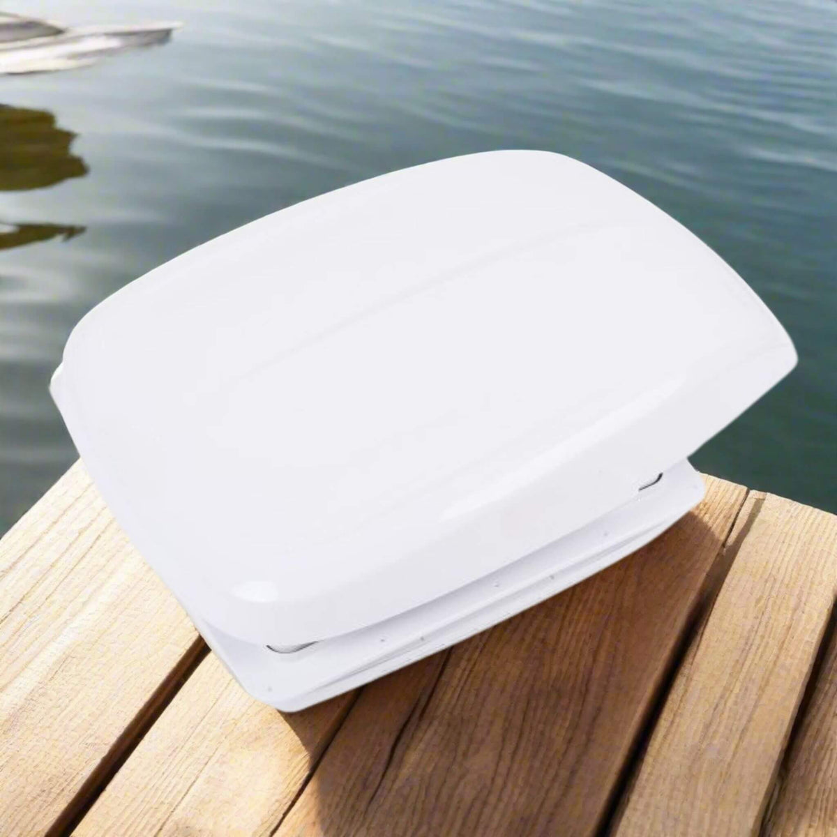 Ventilateur de toit ProBreeze 14 pouces installé sur le toit du fourgon avec flux d'air réversible, éclairage LED intégré et store occultant pour la ventilation du camping-car.